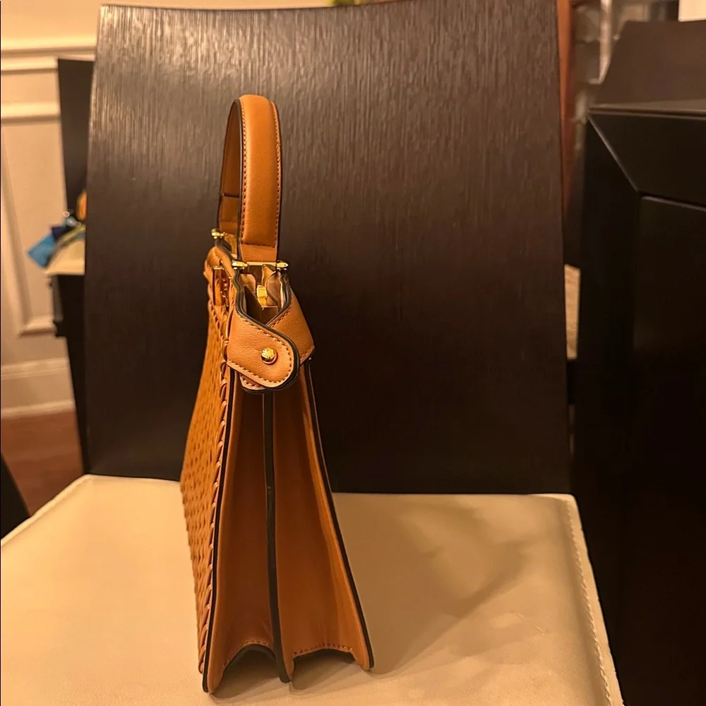 Elegant Tan Woven Handbag - Picture 4 of 9